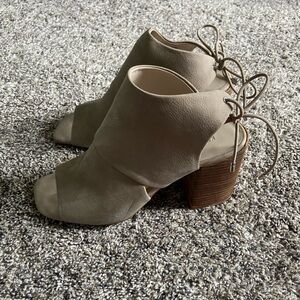 Kenneth Cole New York Tan Mules with Open Toe and Wooden Heel